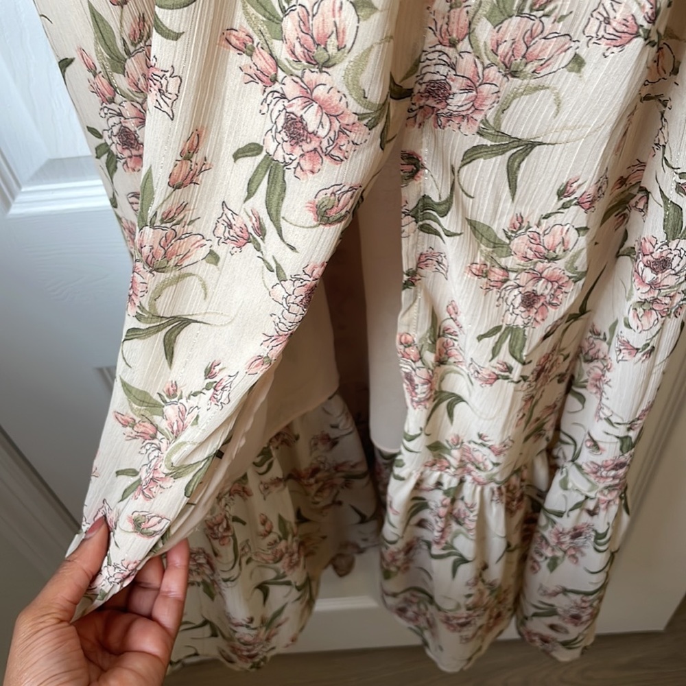 ASTR THE LABEL size M floral dress. Has small slit by leg. - Picture 5 of 5